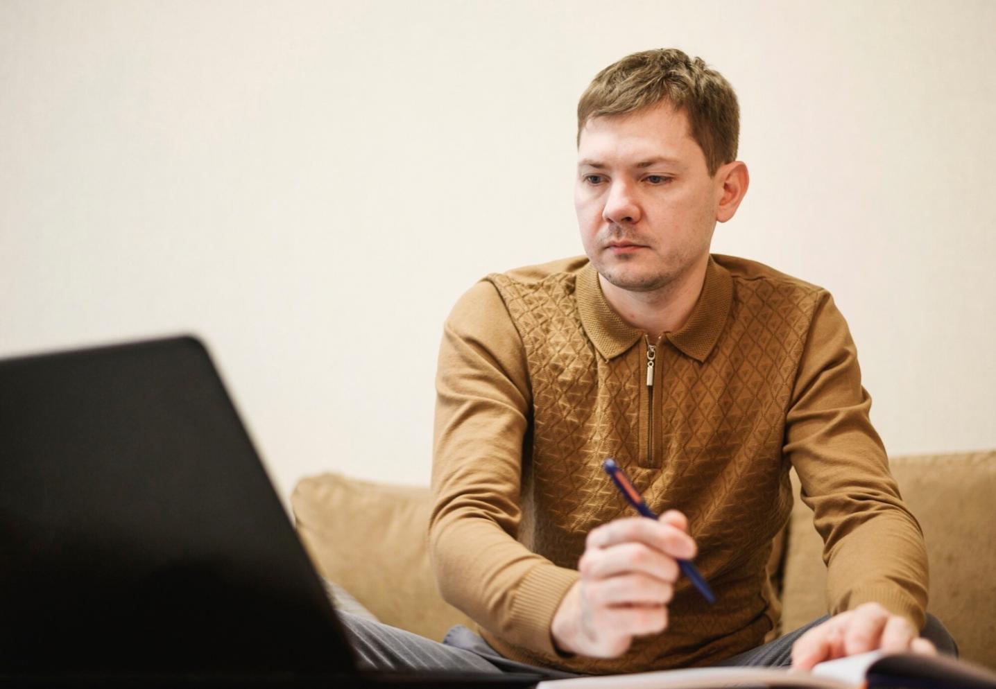 Modern web design workspace with multiple screens showing responsive website layouts